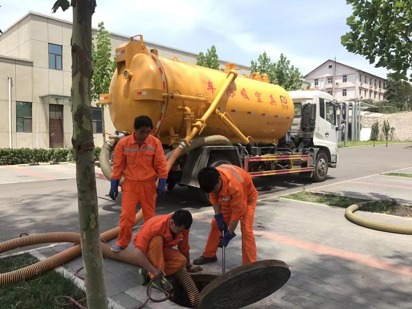 毛感乡化粪池清理与5-8吨吸粪车施工效率分析